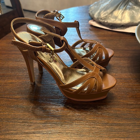 Guess heels worn only once in Cognac color. Very comfortable to walk in. - Picture 1 of 4